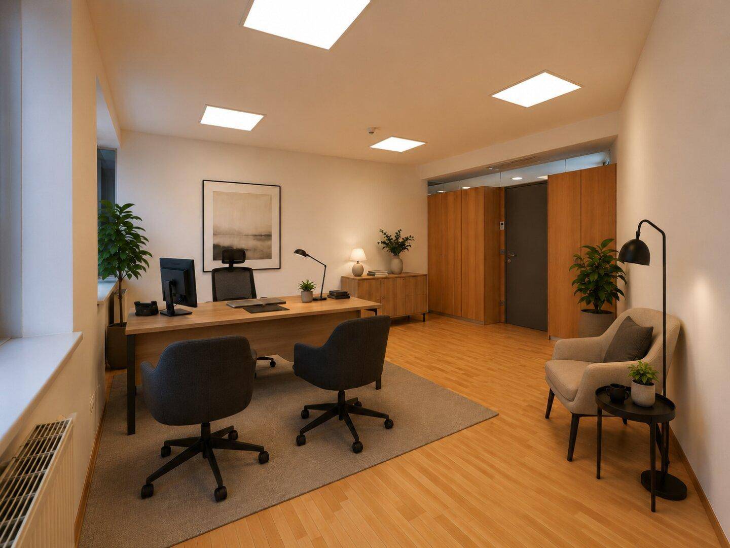 Modern eingerichtetes Büro mit hellem Holzboden, Schreibtisch und bequemen Stühlen.