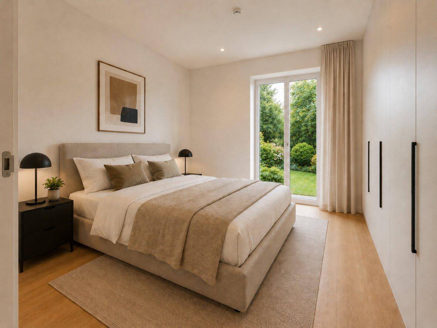 Helles Schlafzimmer mit großem Bett, Einbauschränken und direktem Blick auf den Garten.
