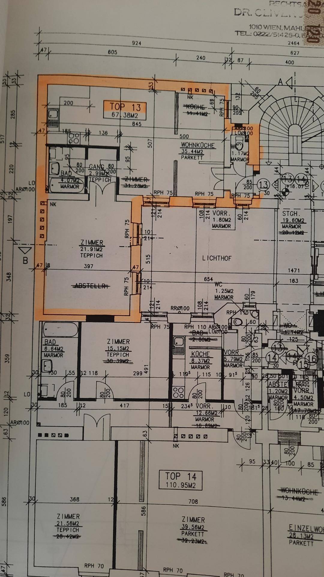 Detaillierter Grundriss einer Wohnung mit mehreren Zimmern und einem Lichthof.