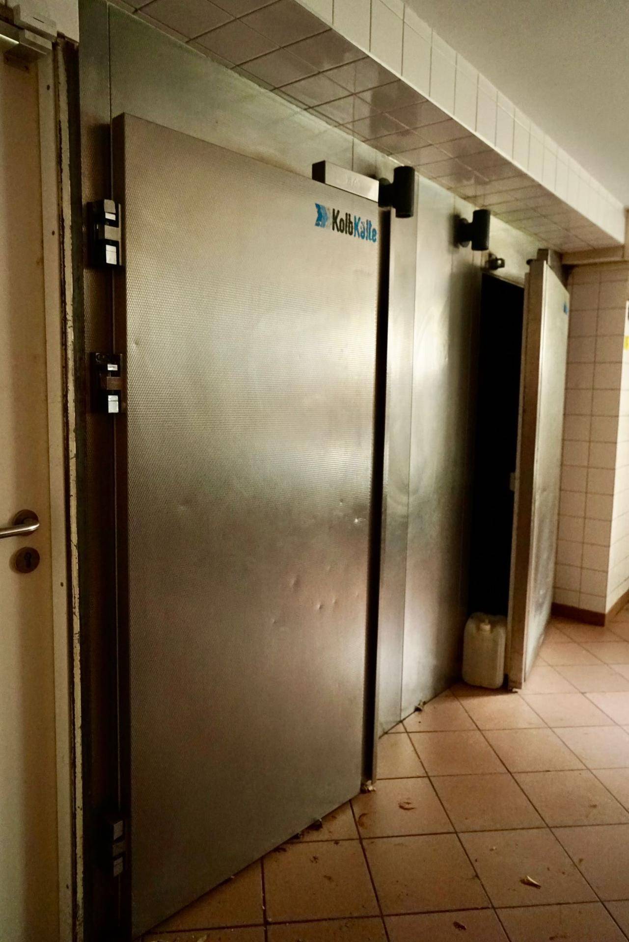 Große Kühlraumtüren in einem Lagerbereich, geeignet für gewerbliche Nutzung.