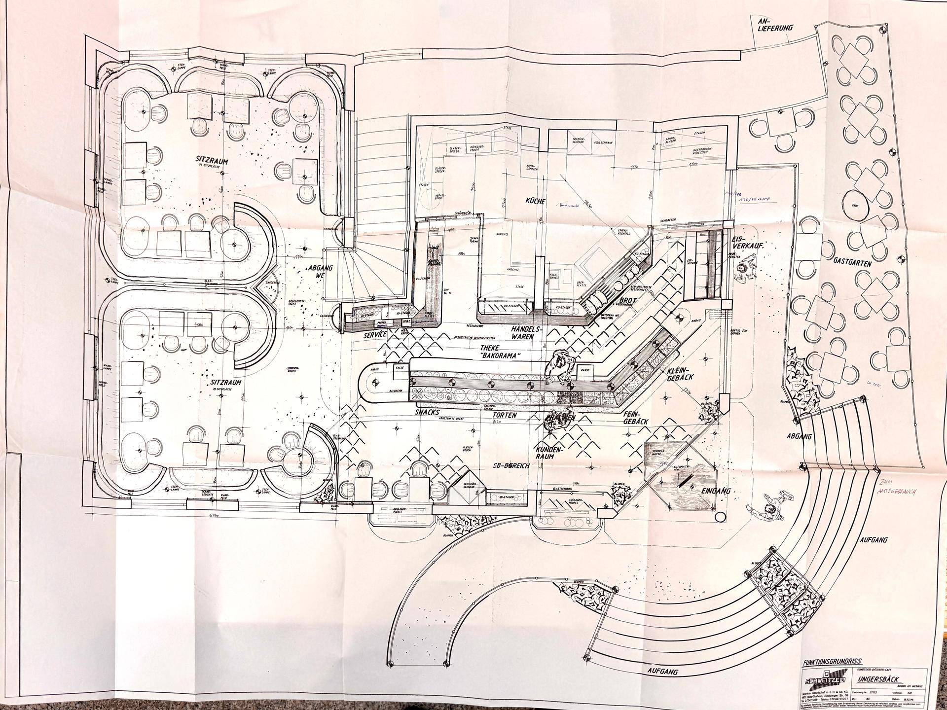 Detaillierter Grundriss eines Cafés mit Sitzbereichen, Küche, Verkaufstheke und Außenterrasse.