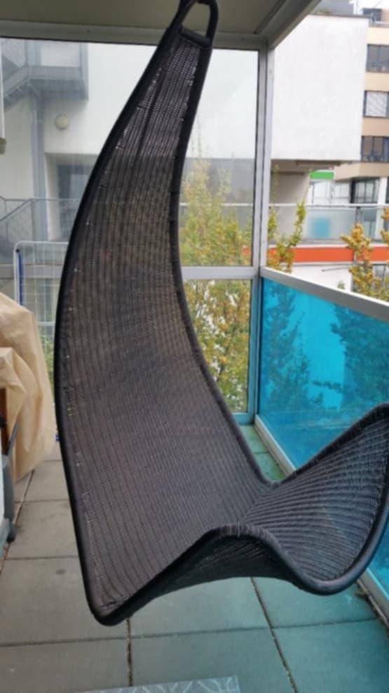 Balkon mit Hängesessel und Glasbrüstung, ideal zum Entspannen im Freien.