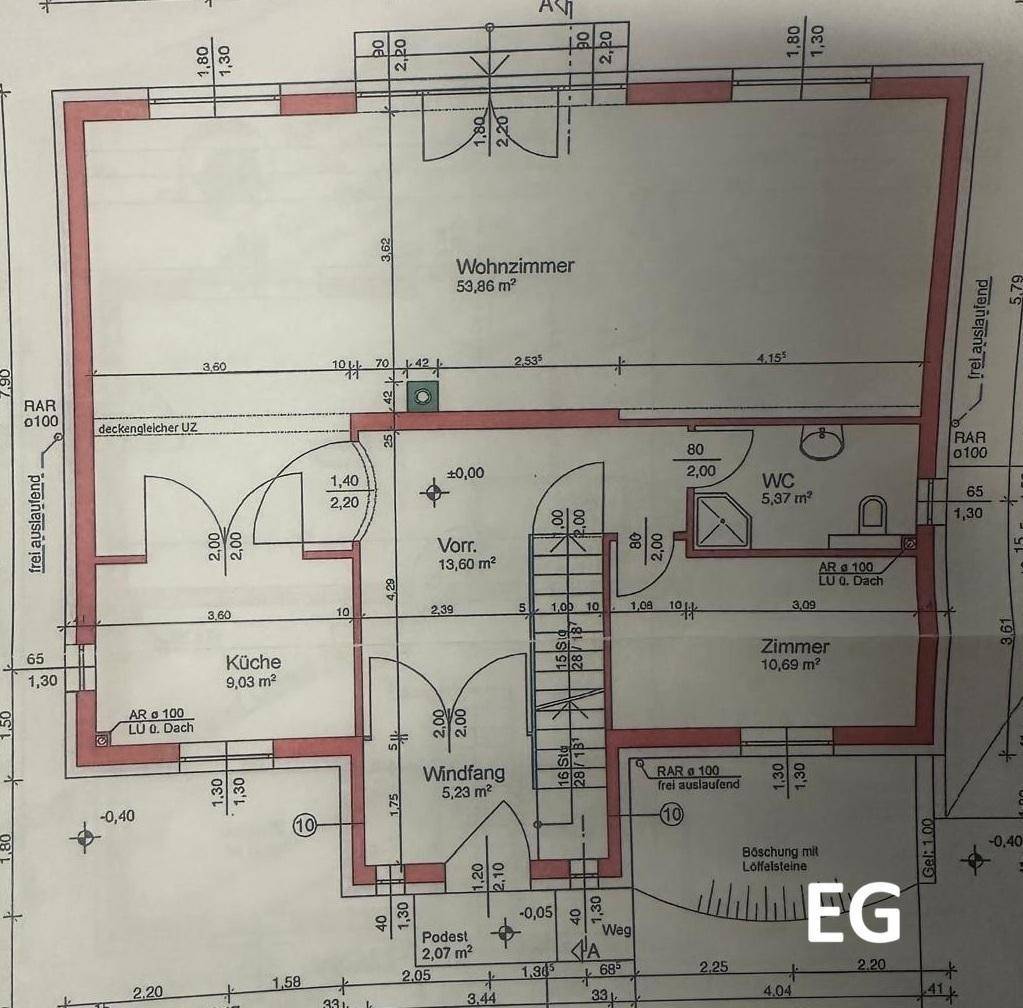 Grundriss des Erdgeschosses mit großem Wohnzimmer, separater Küche und Zugang zum Außenbereich.