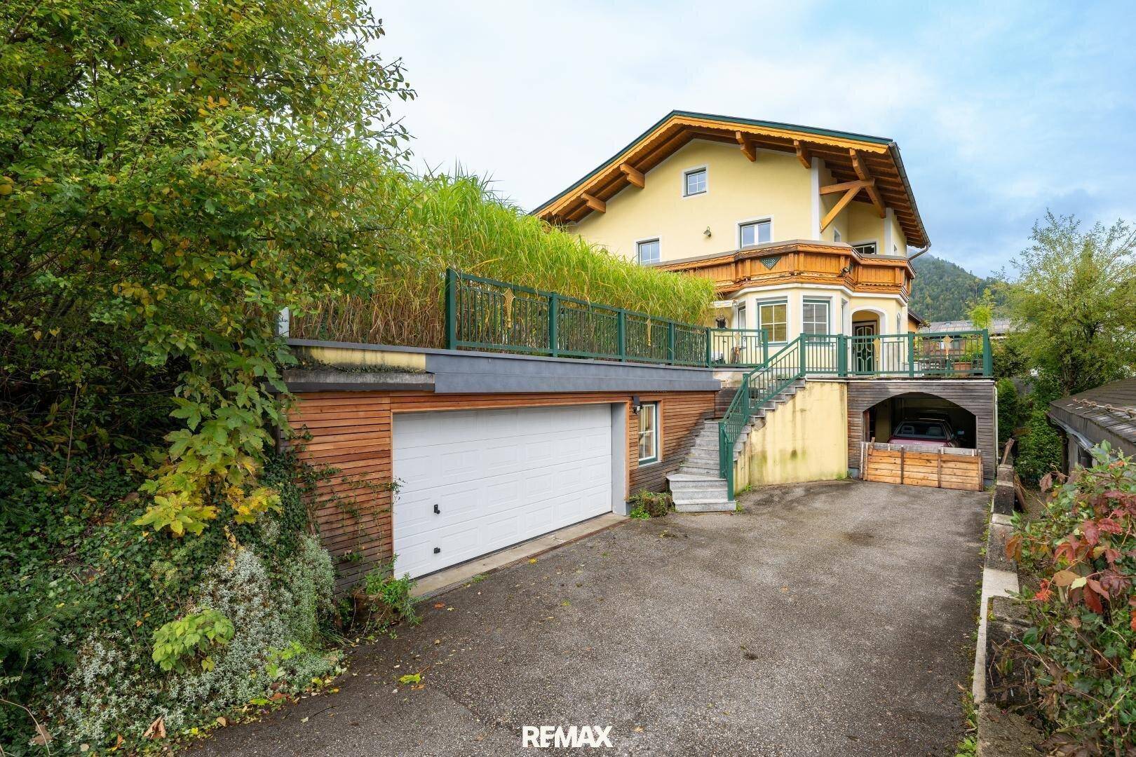 Ansicht des Hauses von der Rückseite mit Garage, Auffahrt und Treppenzugang.