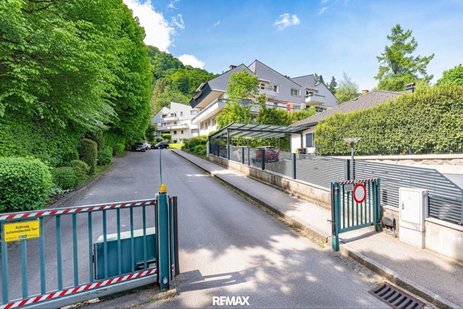 privater Zufahrtsbereich mit Schrankenanlage