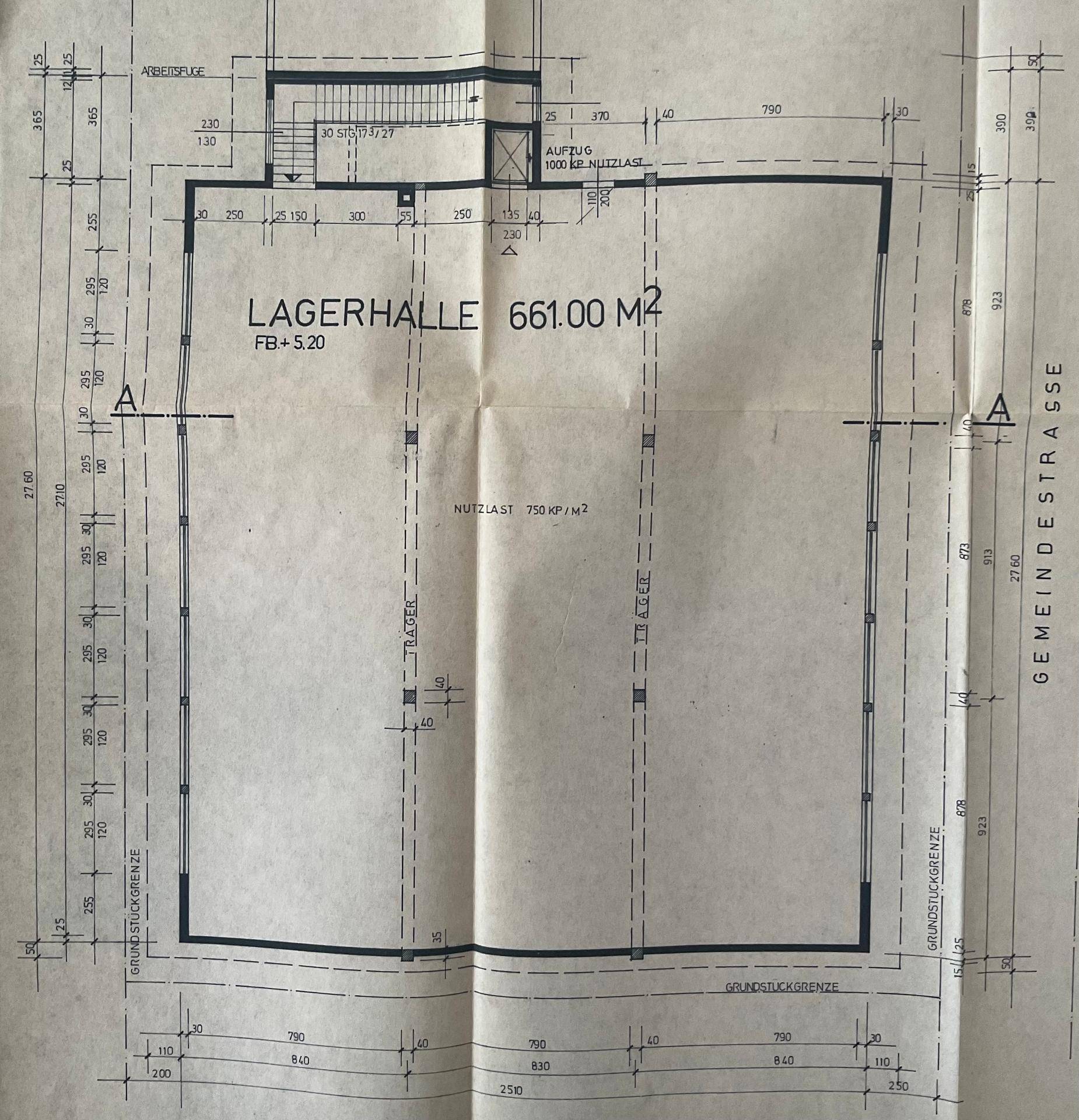 Grundrissplan einer Lagerhalle von 661,00 m² mit eingezeichneten Maßen und Struktur.