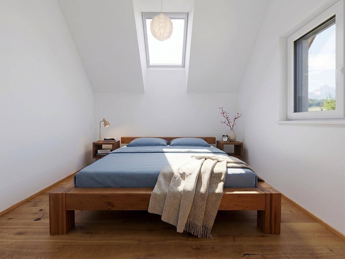 Helles Schlafzimmer im Dachgeschoss mit Holzbett, Dachfenster und Blick ins Grüne.