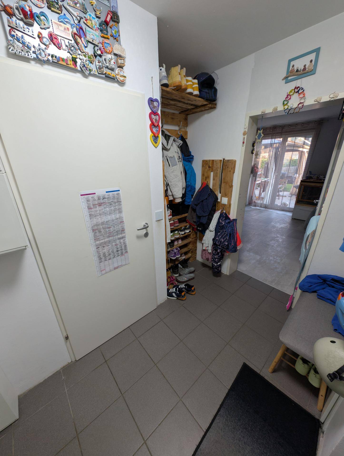 Geräumiger Flur mit viel Stauraum für Kleidung und Schuhe, bietet Zugang zu weiteren Räumen.