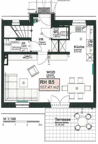 Grundriss des Erdgeschosses mit offenem Wohnbereich, Küche, WC und einer Terrasse.