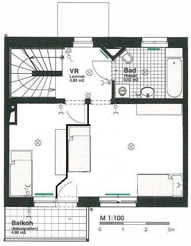 Grundriss des Obergeschosses mit Schlafzimmern, Badezimmer und einem Balkon.