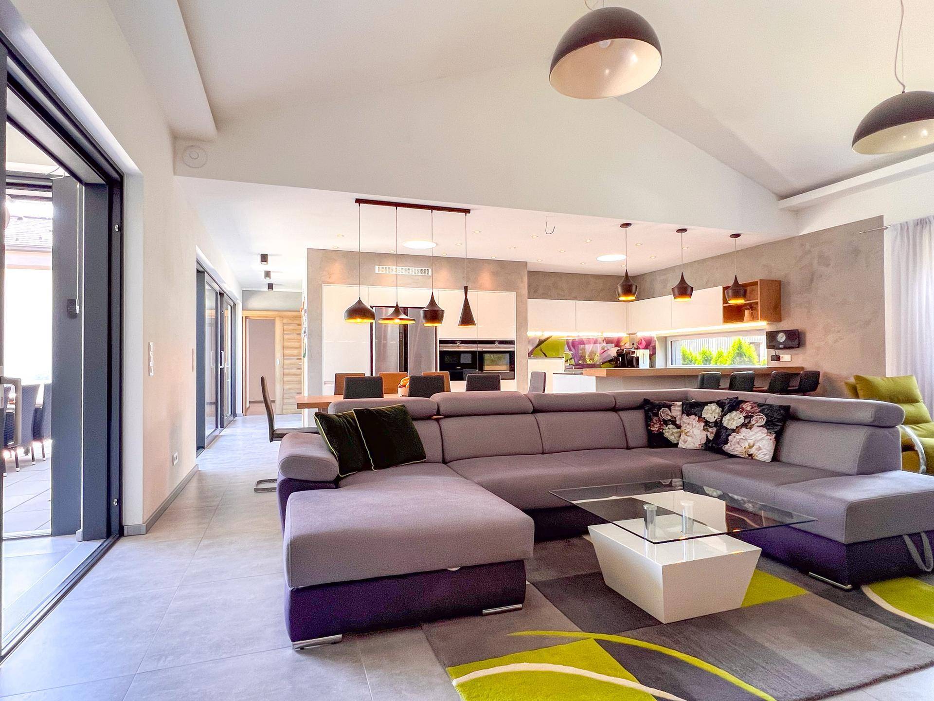 Geräumiger Wohn-Essbereich mit Zugang zur Terrasse und viel Tageslicht.