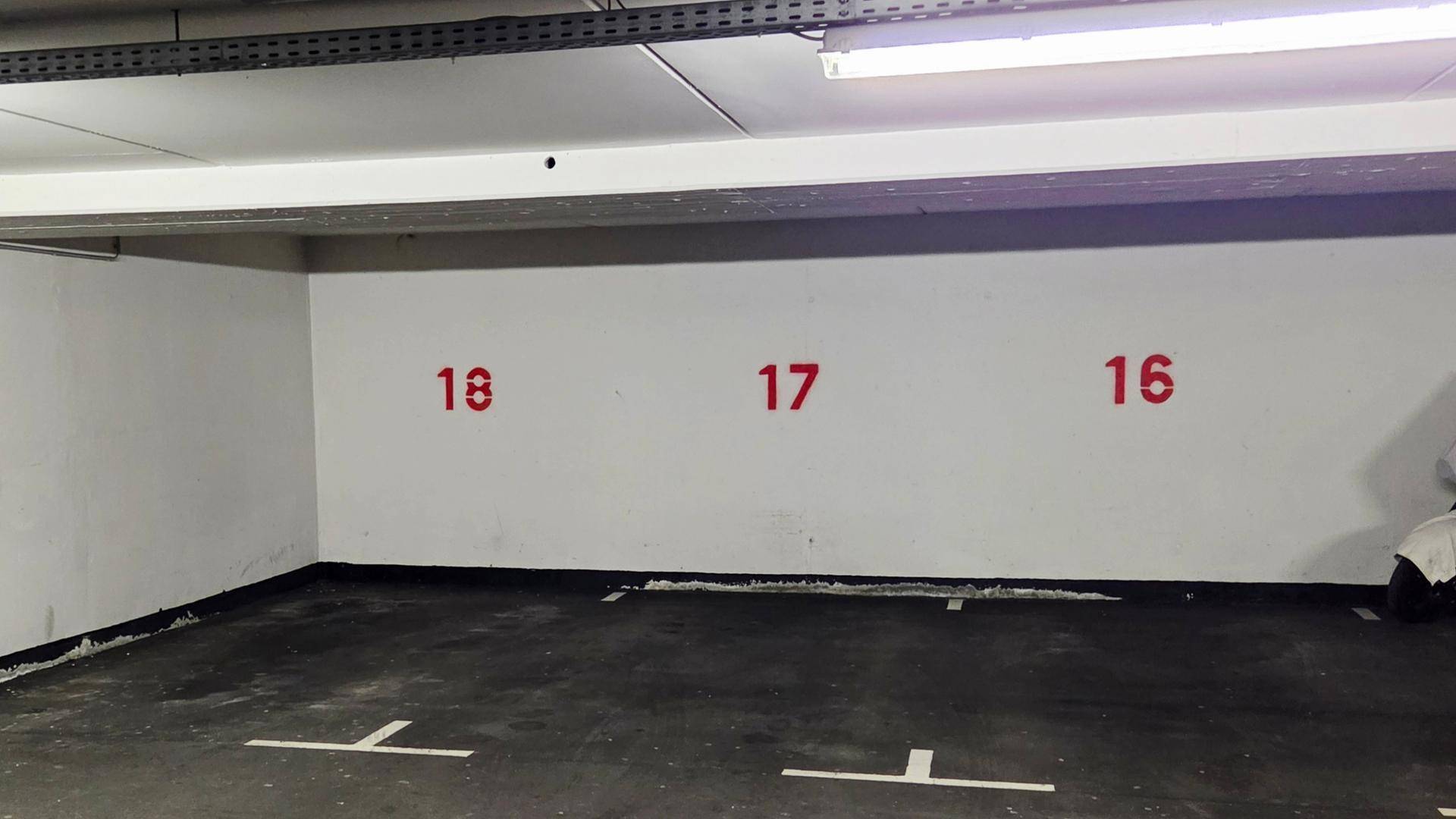 Tiefgaragenstellplatz mit klar gekennzeichneten Parkbuchten.