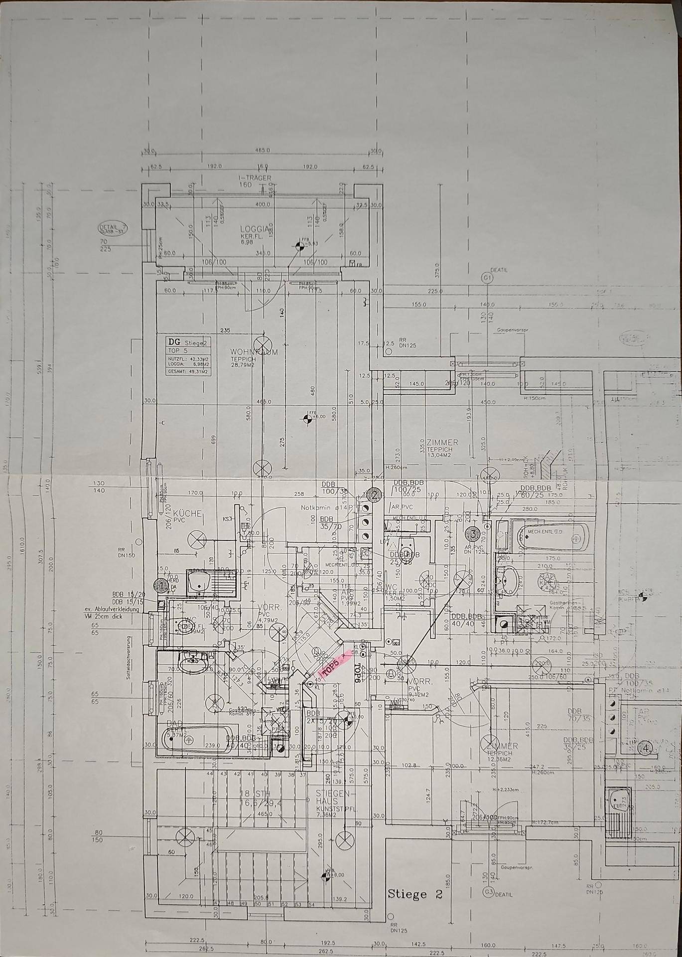Detaillierter Grundrissplan mit Raumaufteilung und Bemaßungen des Gebäudes.