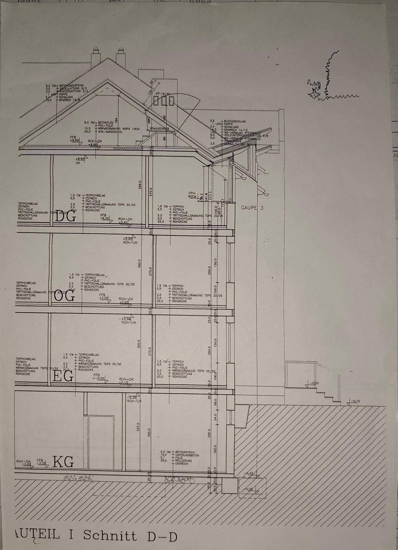 Architektonischer Schnittplan zeigt die vertikale Struktur und Geschosse des Gebäudes.