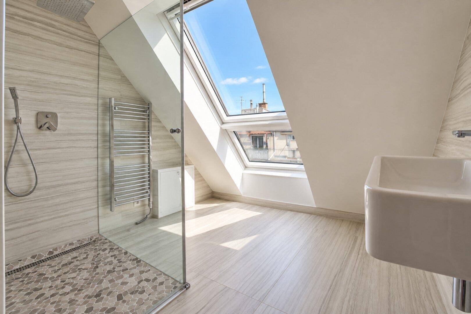 Modernes Badezimmer im Dachgeschoss mit begehbarer Dusche, Dachfenster und Handtuchheizkörper.