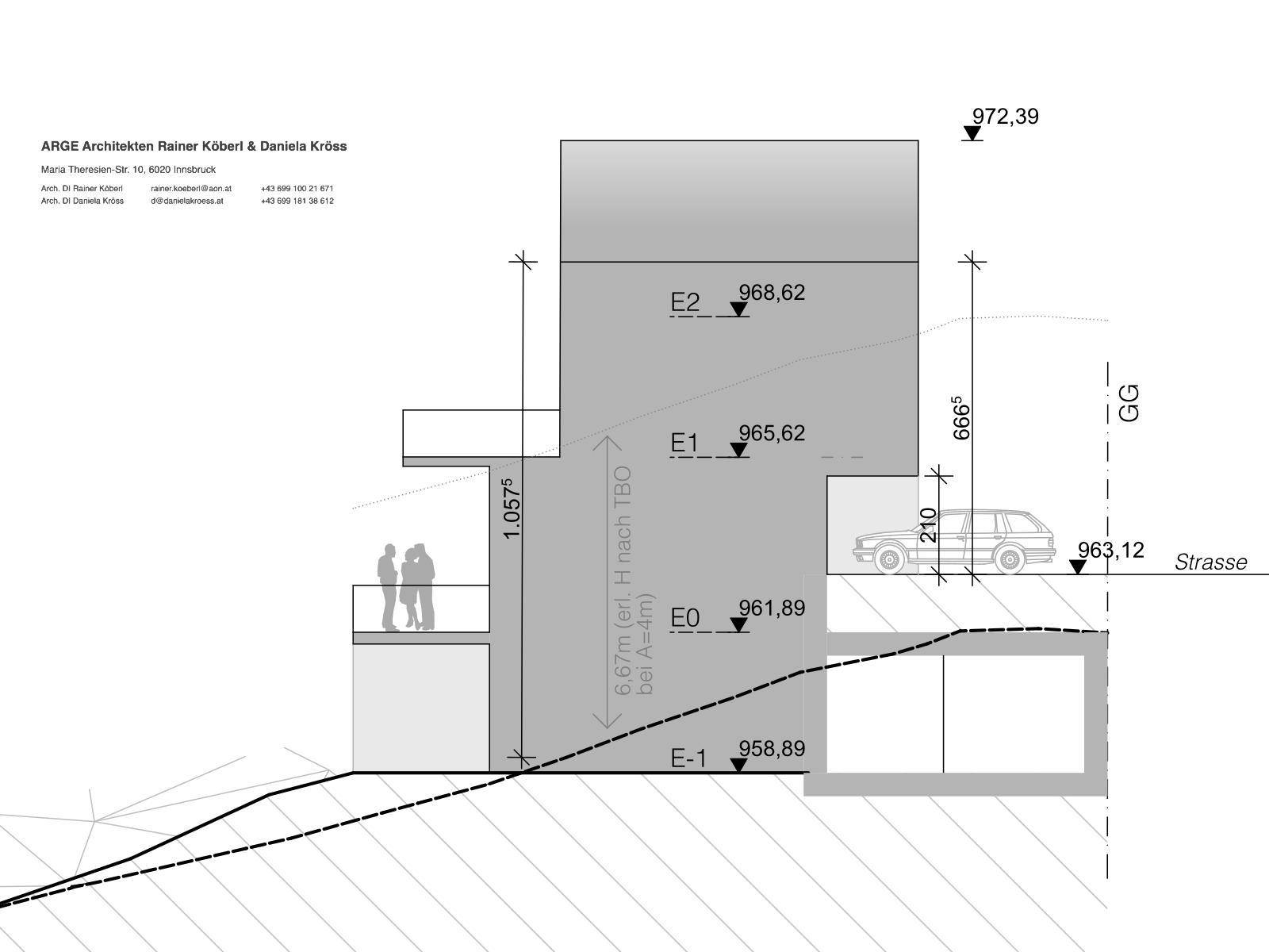Architektonischer Schnittplan eines modernen Gebäudes mit mehreren Ebenen, Balkon und Tiefgaragenzufahrt.