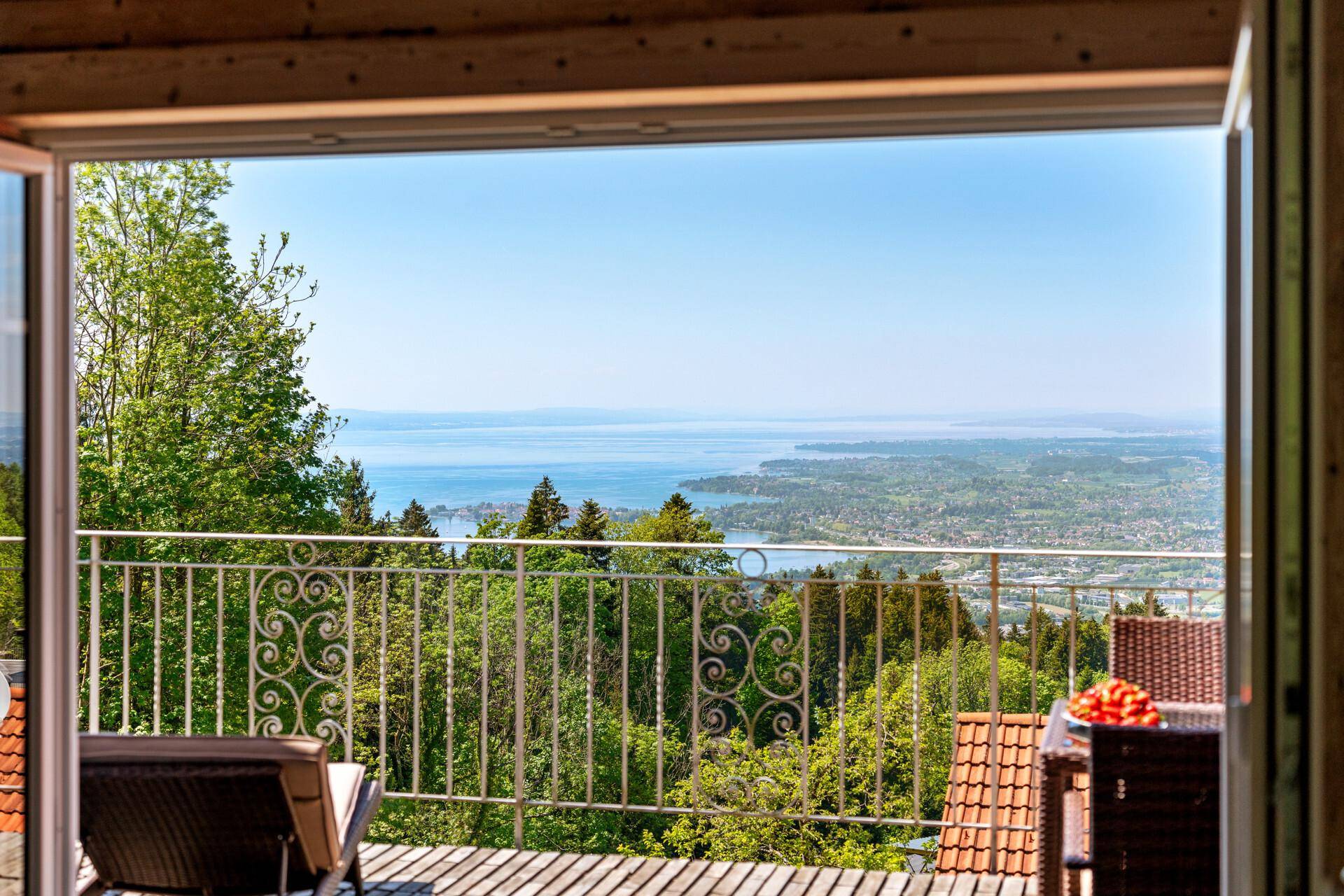 Atemberaubender Ausblick vom Innenraum auf den See und die umliegende Landschaft.