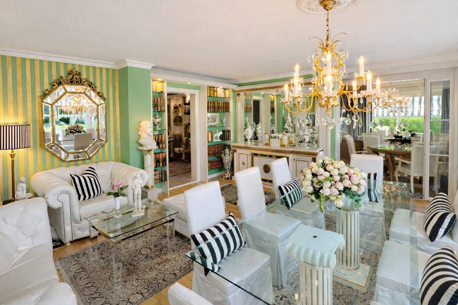 Luxuriöses Wohnzimmer mit grünen Streifenwänden, opulenten Möbeln und Kronleuchter.