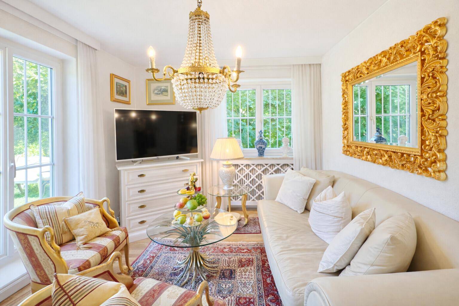 Gemütliches Wohnzimmer mit eleganten Möbeln, großem Spiegel und viel natürlichem Licht.