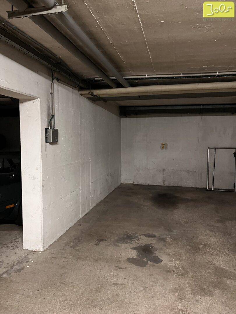 Leerer Garagenstellplatz in der Tiefgarage, bietet sicheren Parkraum für ein Fahrzeug.