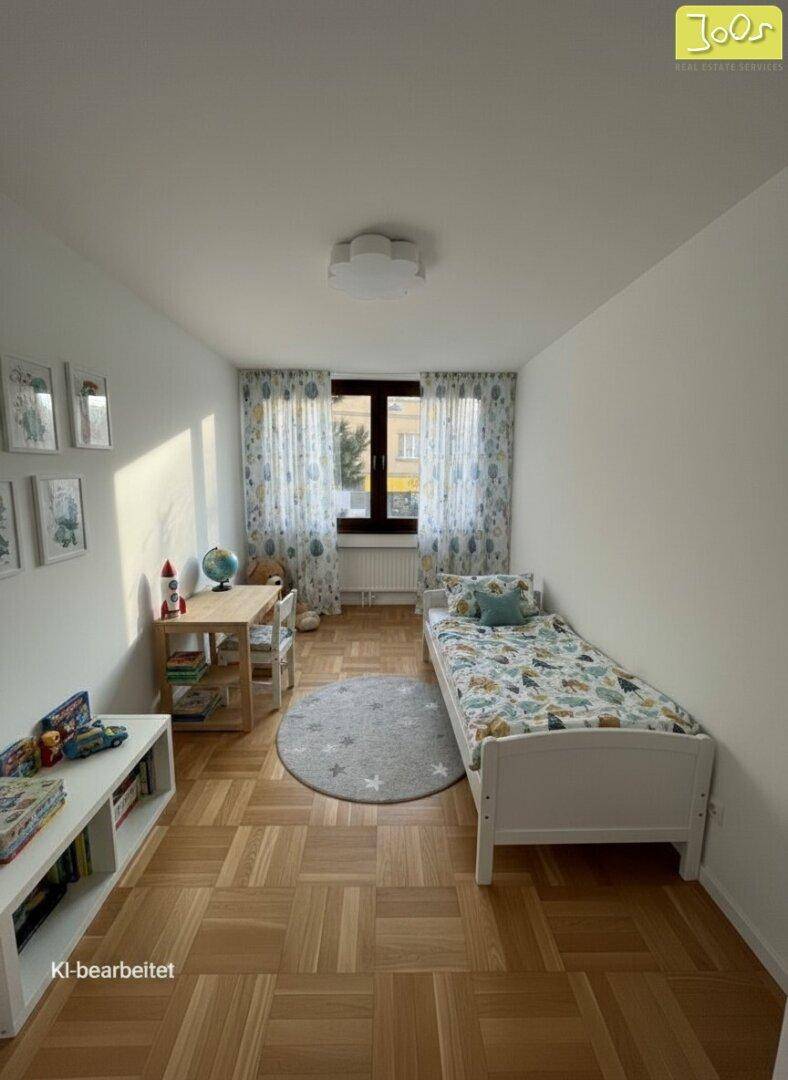 Kinderzimmer mit hellem Parkettboden, Einzelbett und kindgerechter Dekoration, gut beleuchtet.