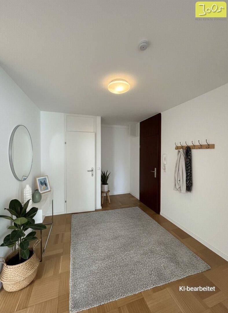 Heller Eingangsbereich mit Parkettboden, Garderobe und dekorativen Pflanzen, einladend gestaltet.