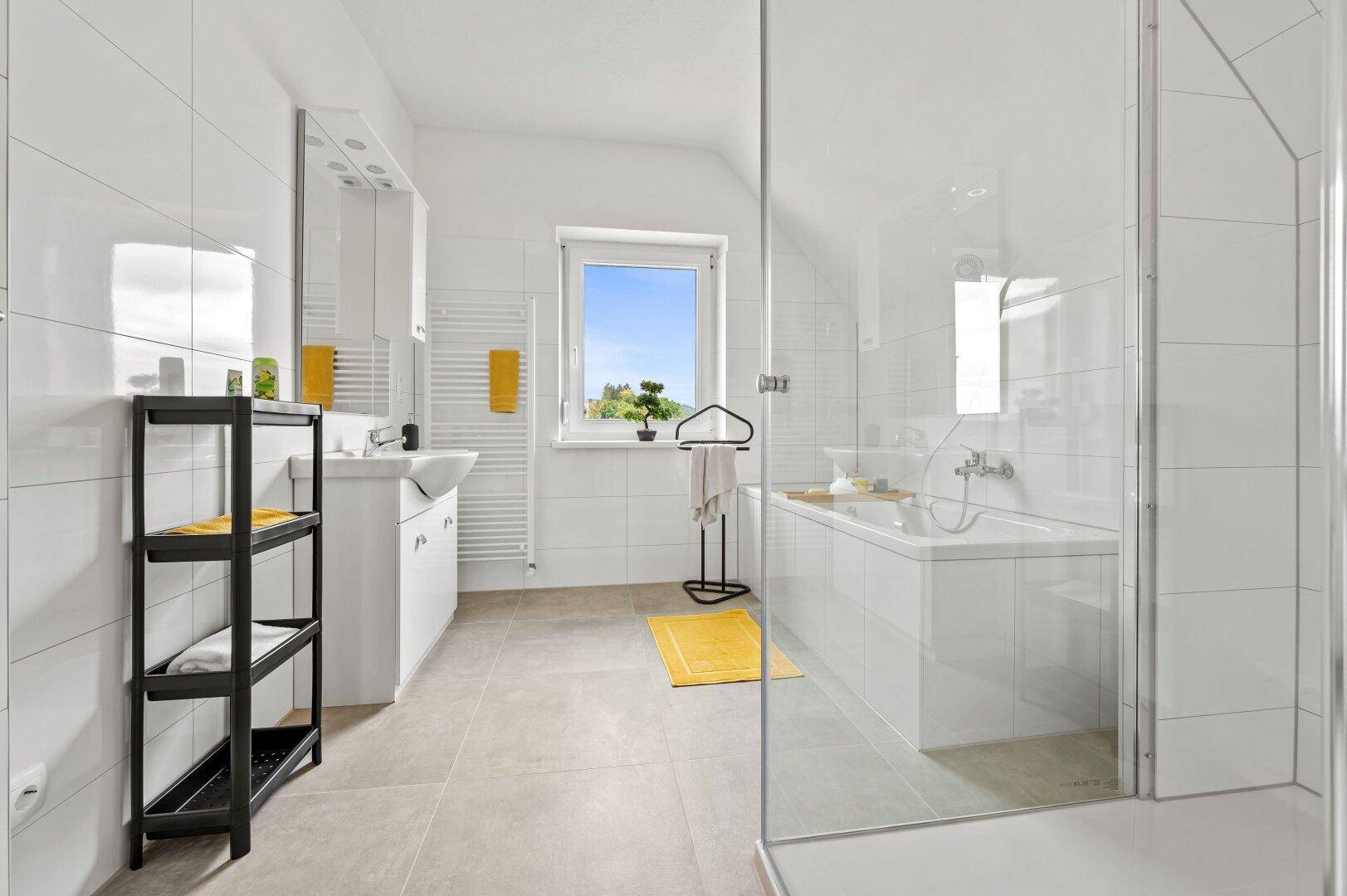 Modernes Badezimmer im Dachgeschoss mit Badewanne, Dusche und Fenster.