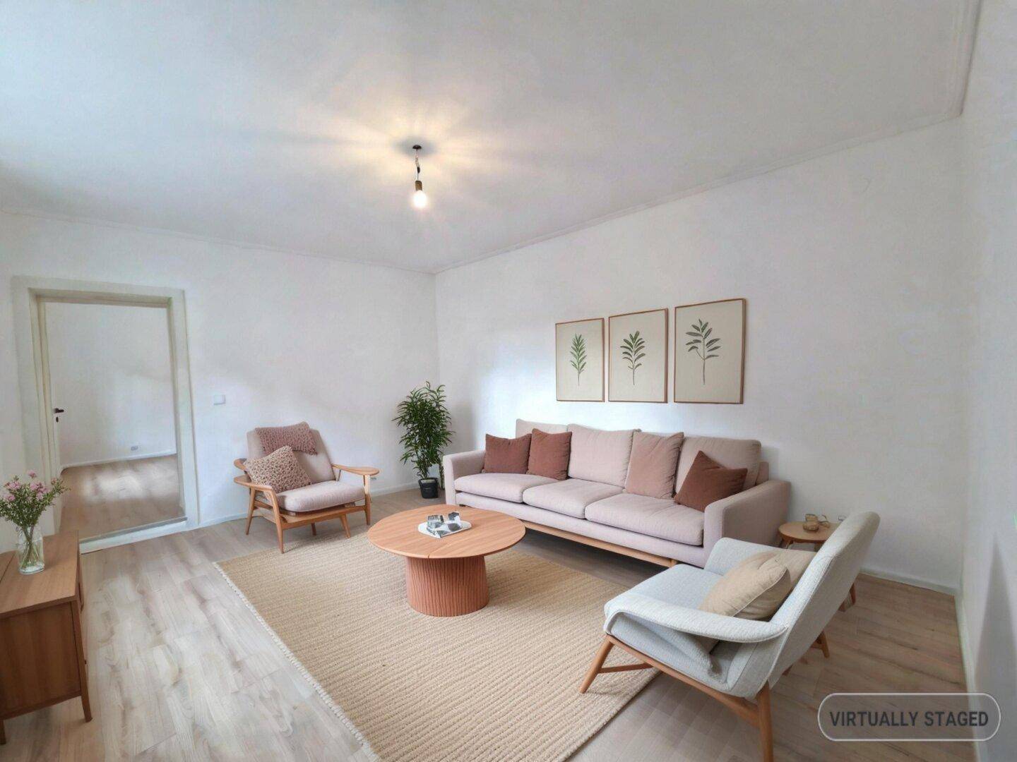 Helles, virtuell inszeniertes Wohnzimmer mit modernem Sofa, Sesseln und hellem Holzboden.
