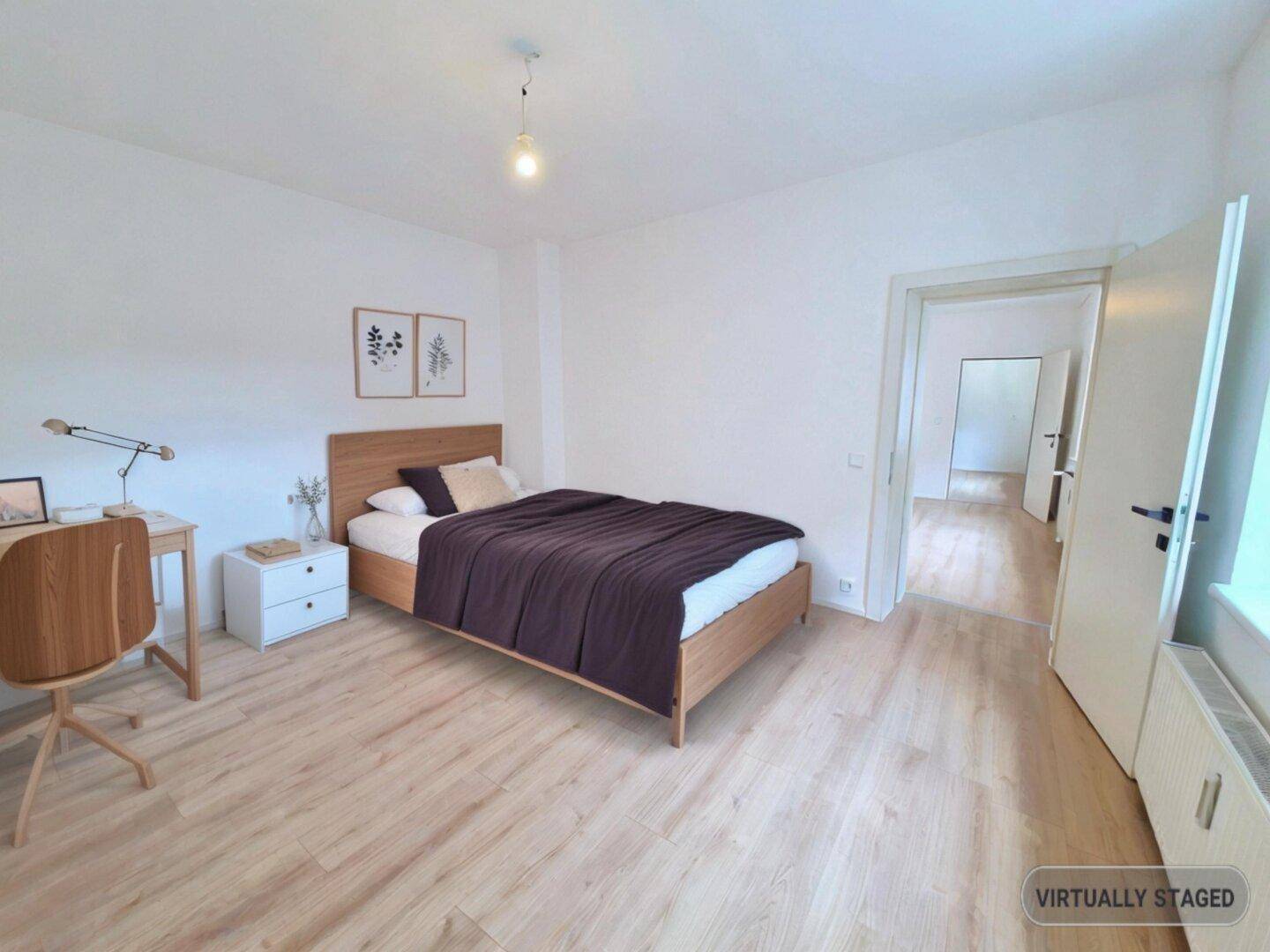 Virtuell inszeniertes Schlafzimmer mit Holzbett, Schreibtisch und hellem Laminatboden.