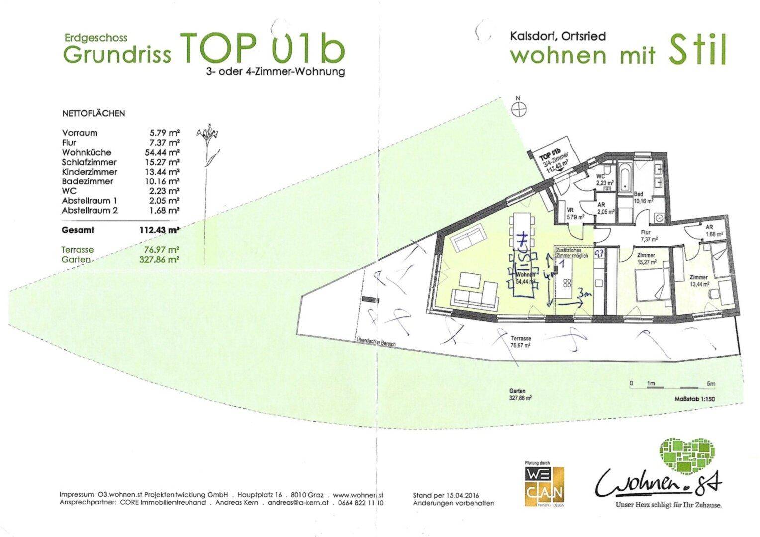 Detaillierter Grundriss der Erdgeschosswohnung mit Wohnküche, Schlafzimmern und Außenbereichen.