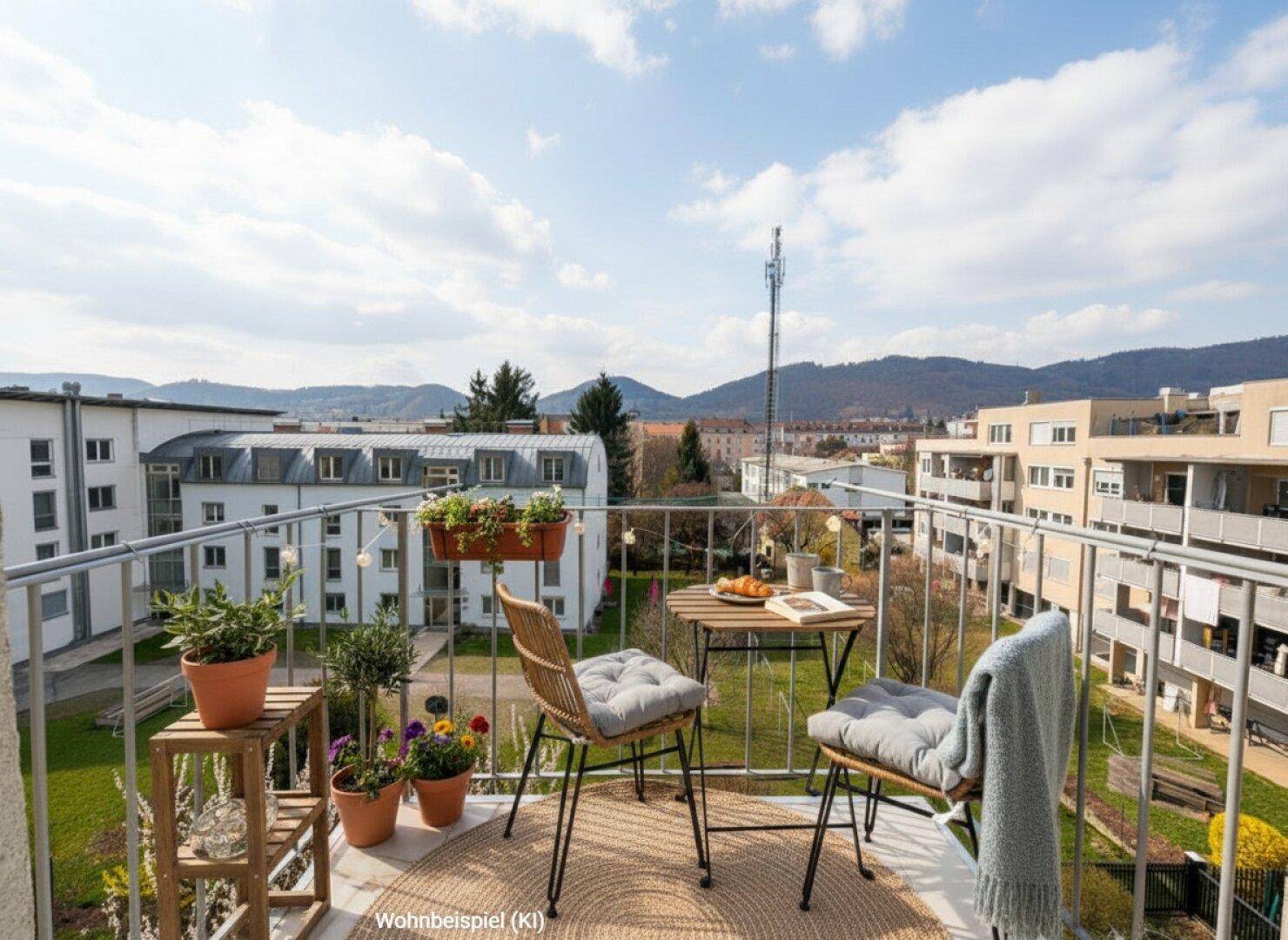 Gemütlicher Balkon mit Sitzgelegenheiten, Pflanzen und weitem Blick auf die Umgebung und Berge.