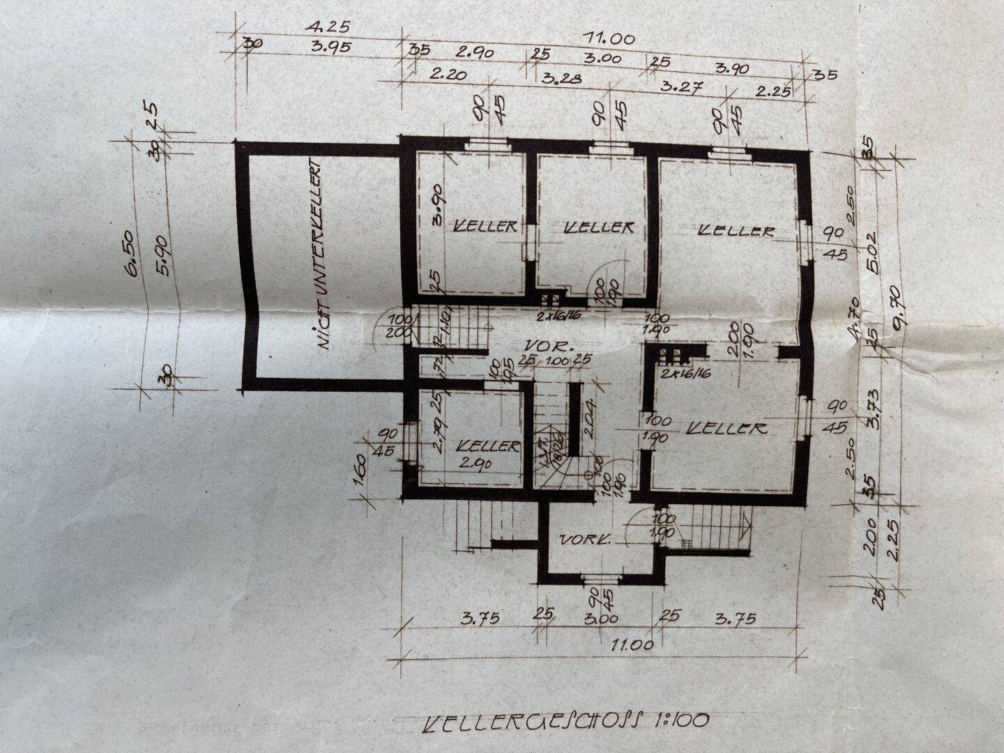 Grundriss des Kellergeschosses mit mehreren Kellerräumen und Treppenaufgang.