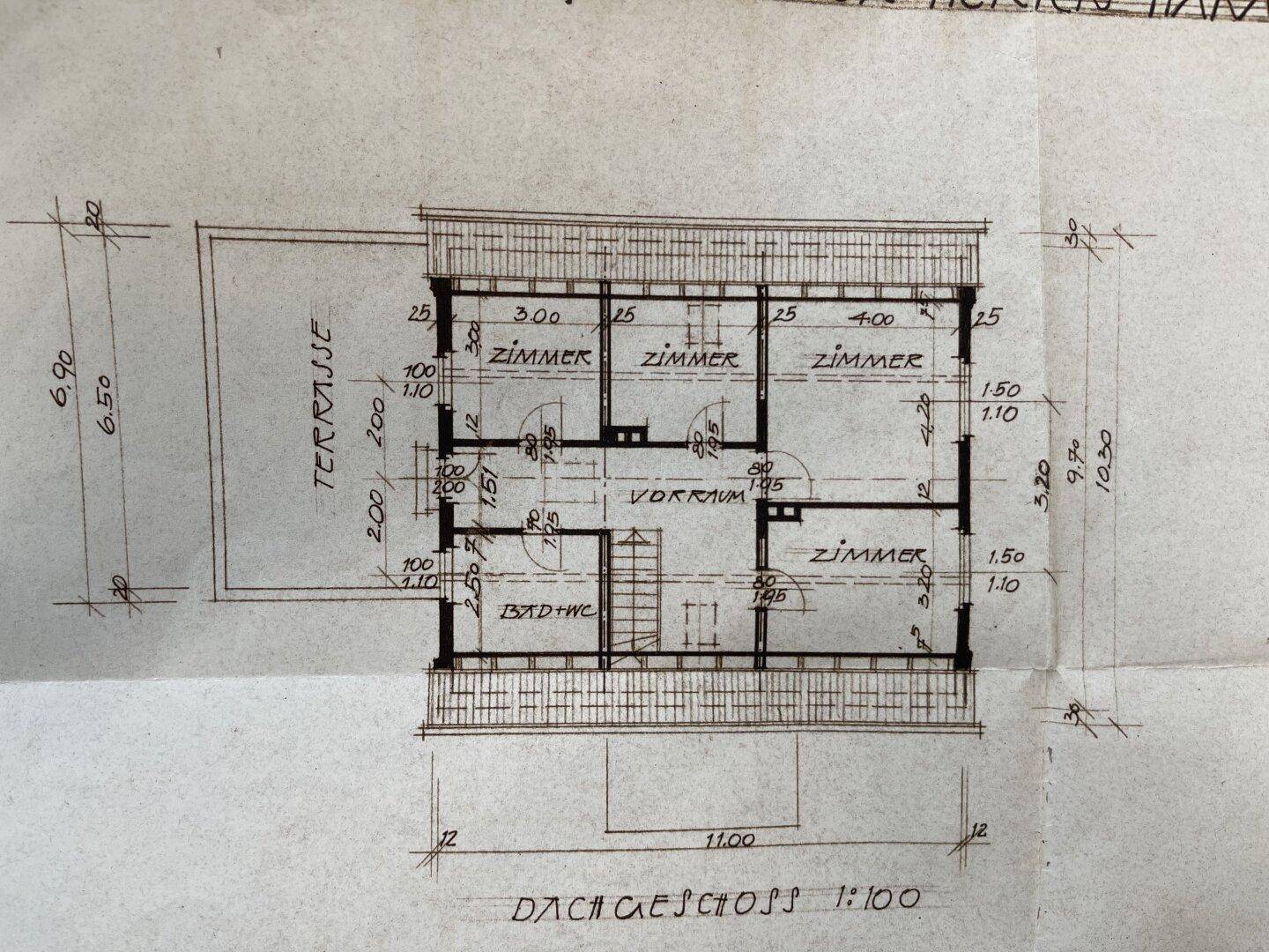 Grundriss des Dachgeschosses mit mehreren Zimmern, Bad und Terrasse.