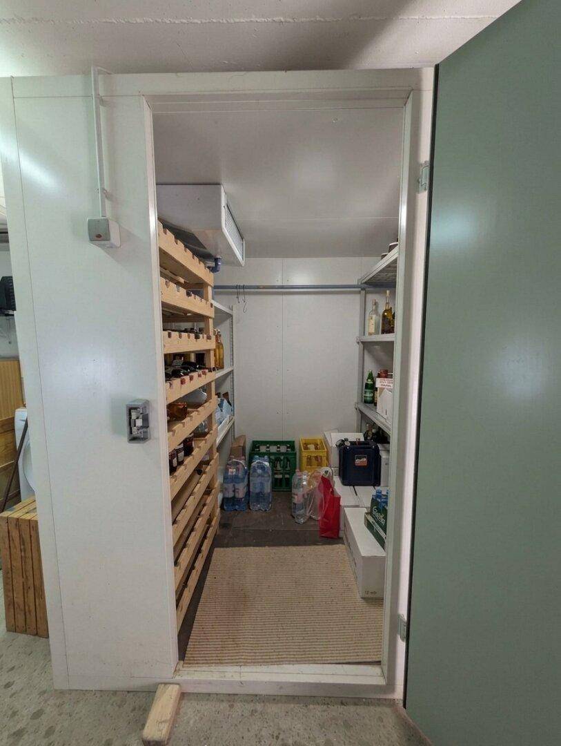 Kühlraum mit Regalen für Lebensmittel und Getränke, ideal für Vorräte.