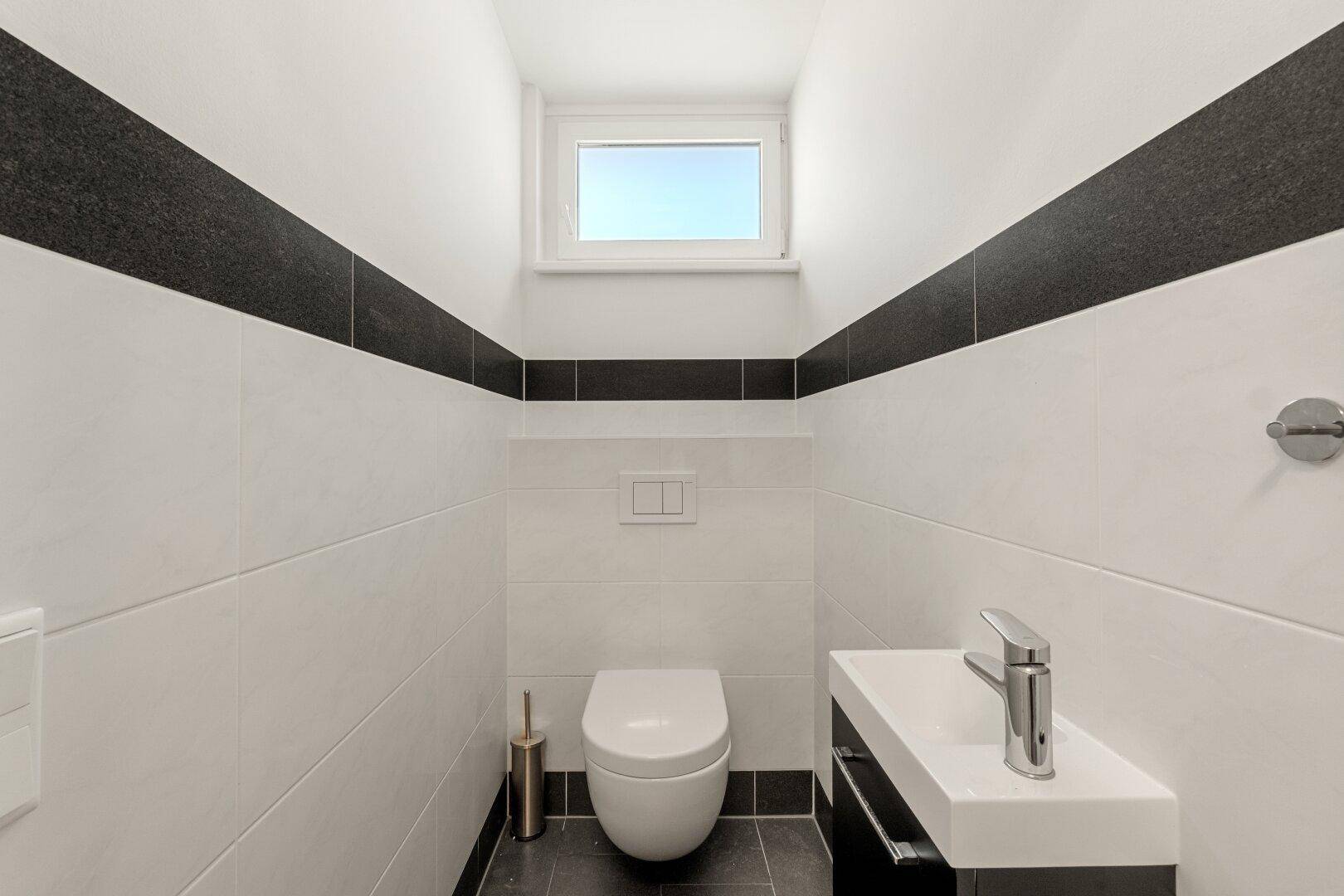 Separates WC mit Handwaschbecken