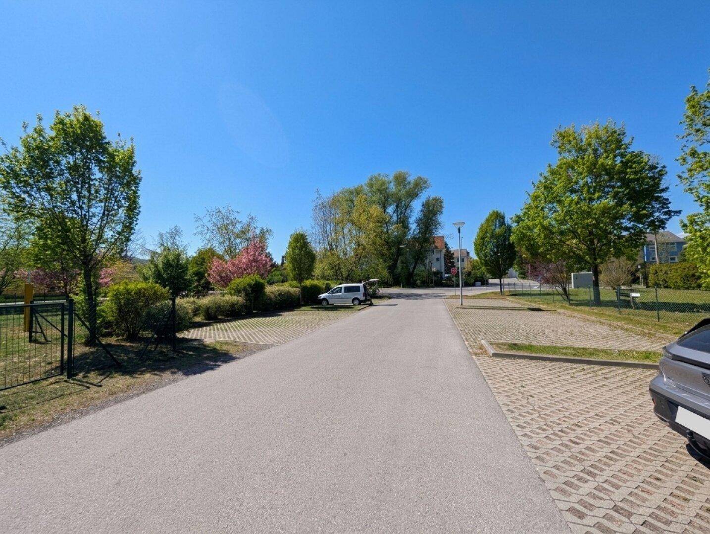 Großzügiger Gästeparkplatz bei Wohnanlage vorhanden