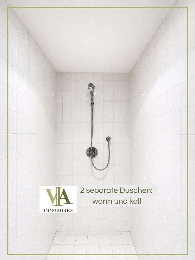 Eine separate Duschkabine mit weißen Fliesen und einer einfachen Duscharmatur.