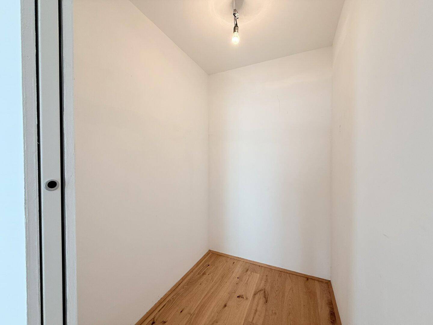 Kleiner Abstellraum mit Holzboden, ideal für zusätzlichen Stauraum in der Wohnung.