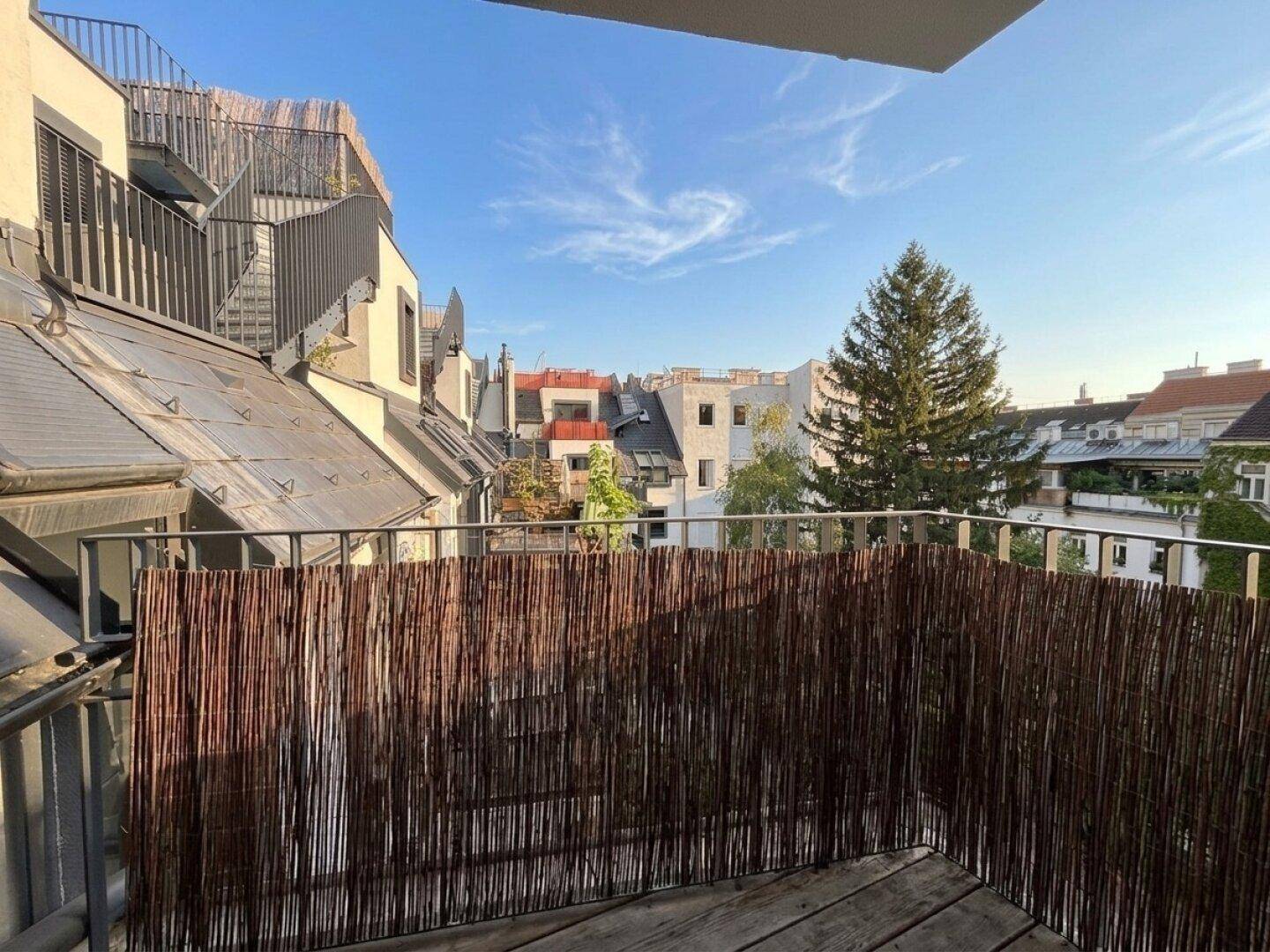Eigener Balkon in den grünen Hof
