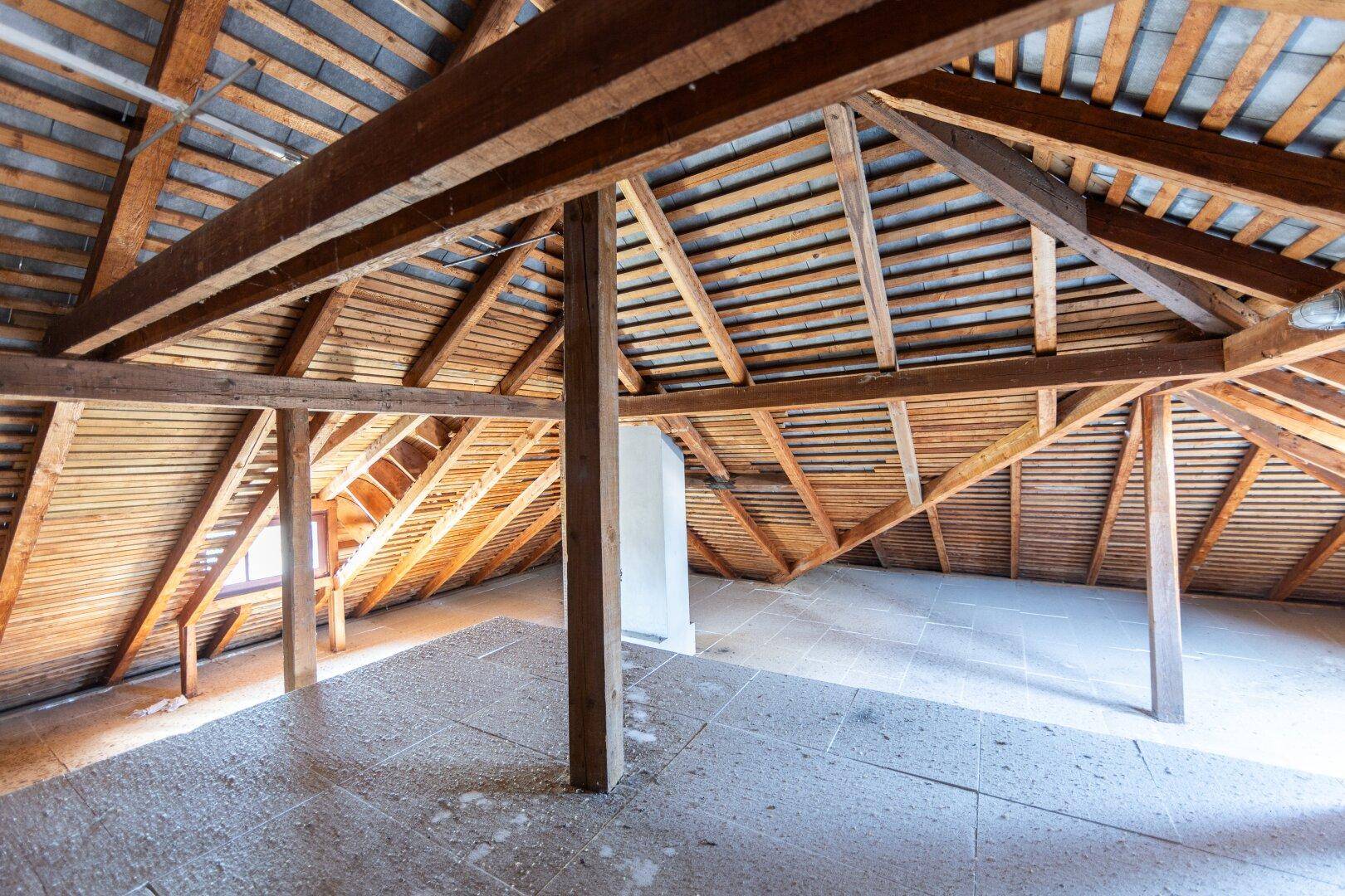 Unausgebauter Dachboden mit sichtbaren Holzbalken und viel Potenzial.