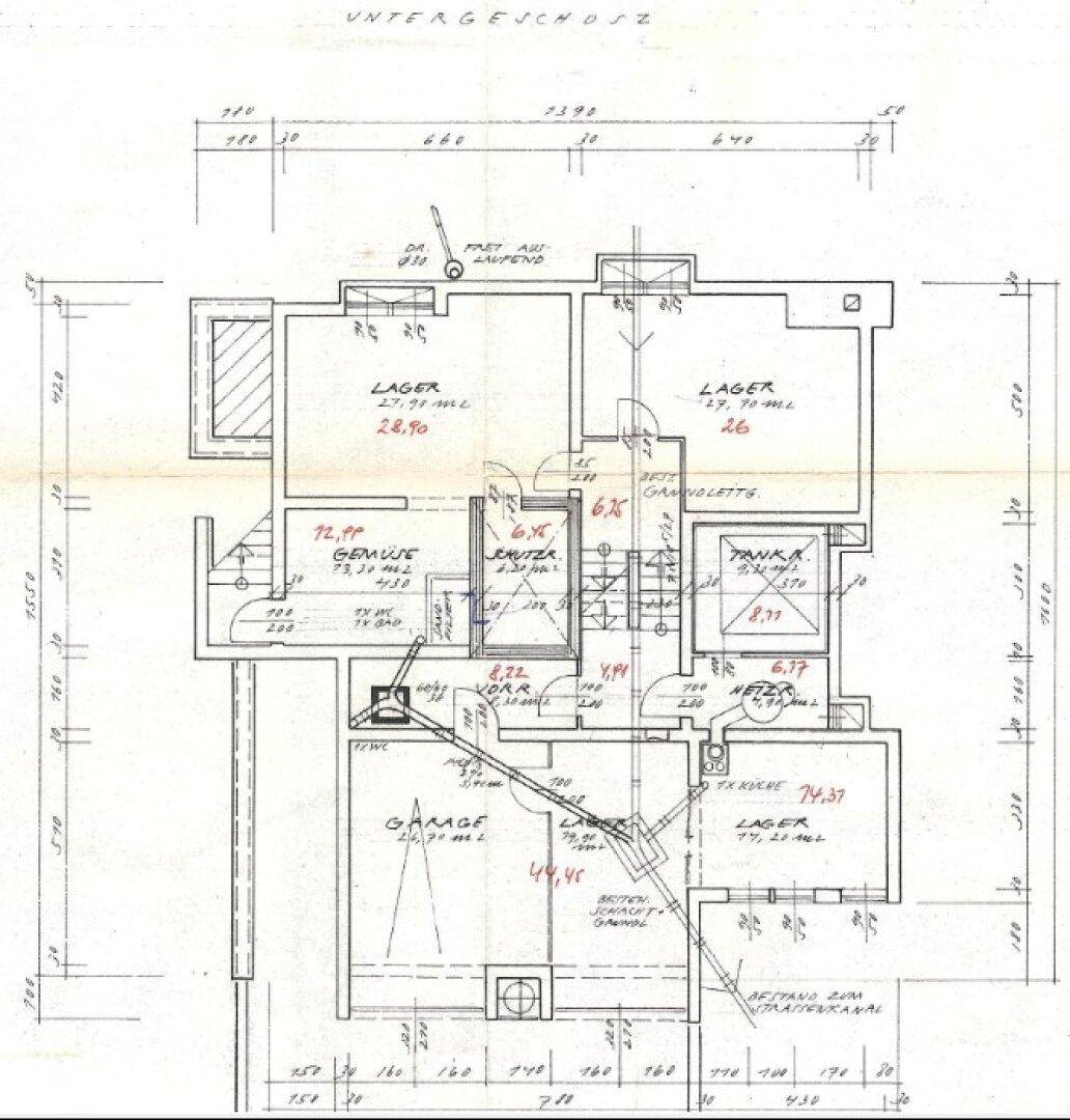 Grundriss des Untergeschosses mit Lagerflächen, Technikraum und Garage.