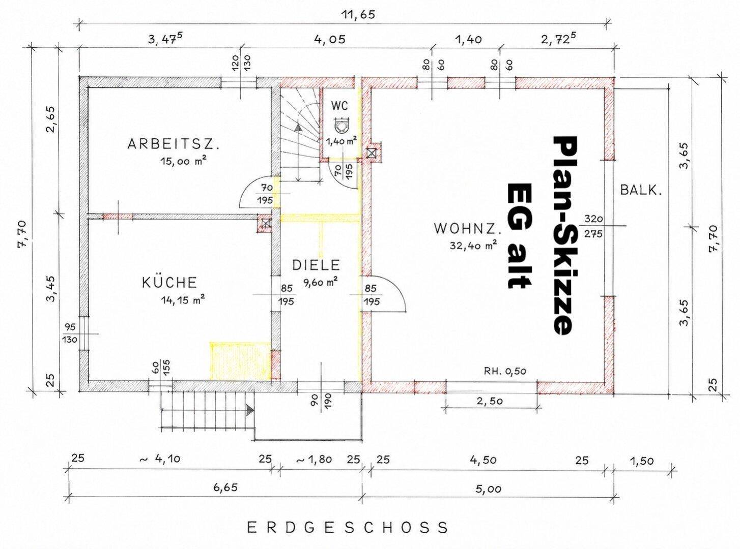 Grundriss des Erdgeschosses mit Wohnzimmer, Küche, Arbeitszimmer und Balkon.