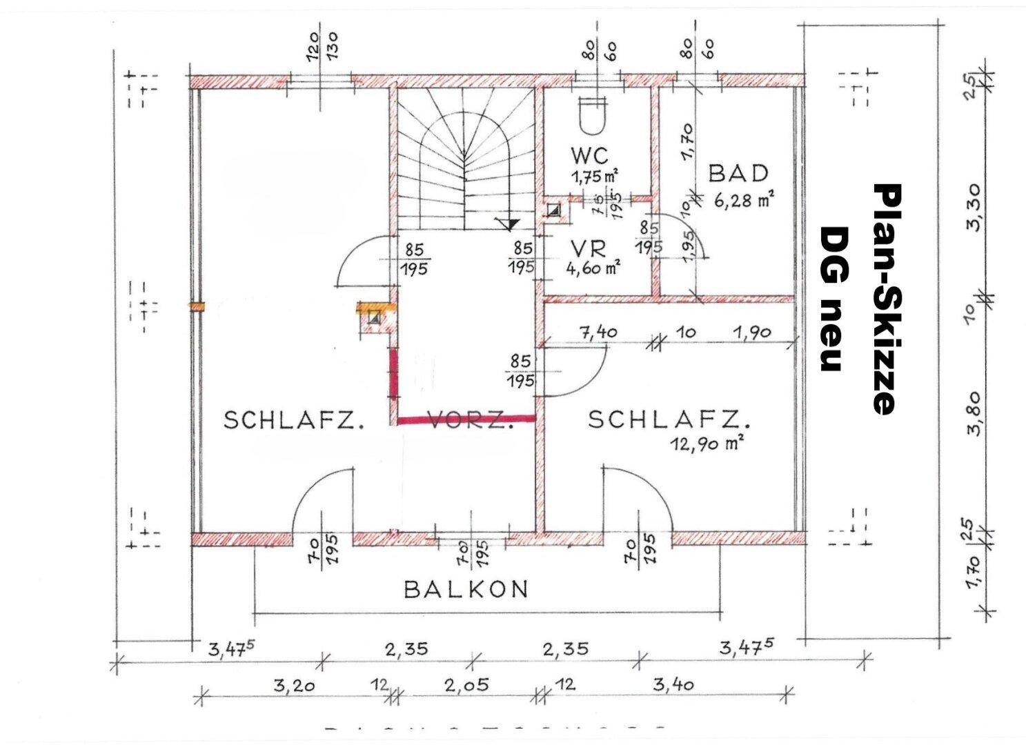 Aktualisierter Grundriss des Dachgeschosses mit zwei Schlafzimmern, Bad und Balkon.