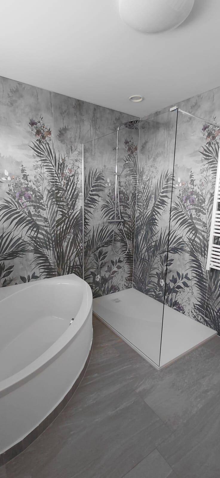 Modernes Badezimmer mit freistehender Badewanne, begehbarer Dusche und floraler Wandgestaltung.
