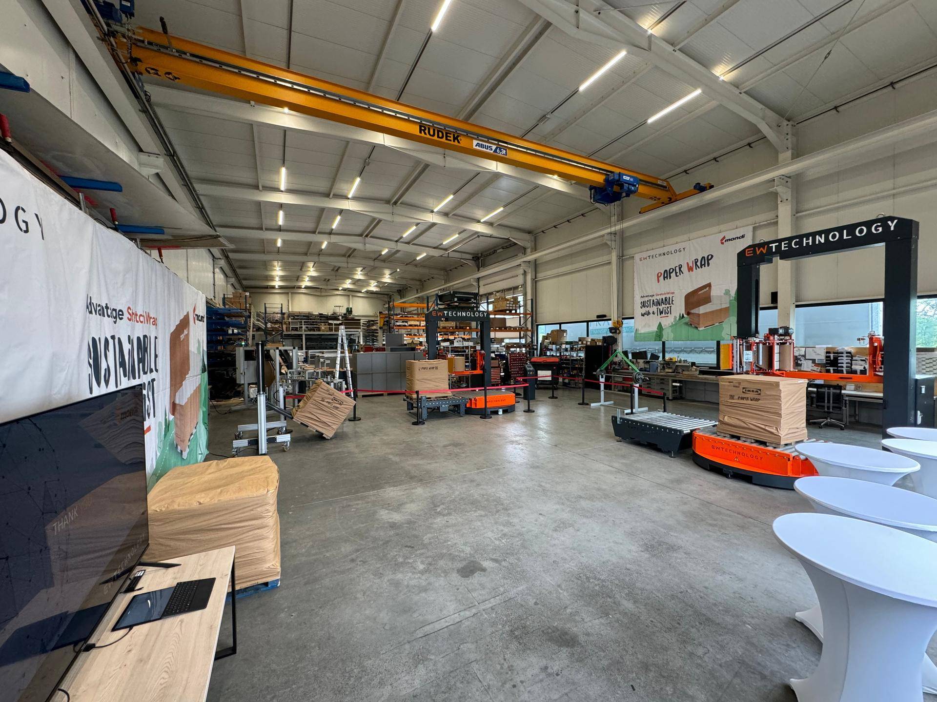 Große Lagerhalle mit Kranbahn, hohen Decken und industrieller Ausstattung.
