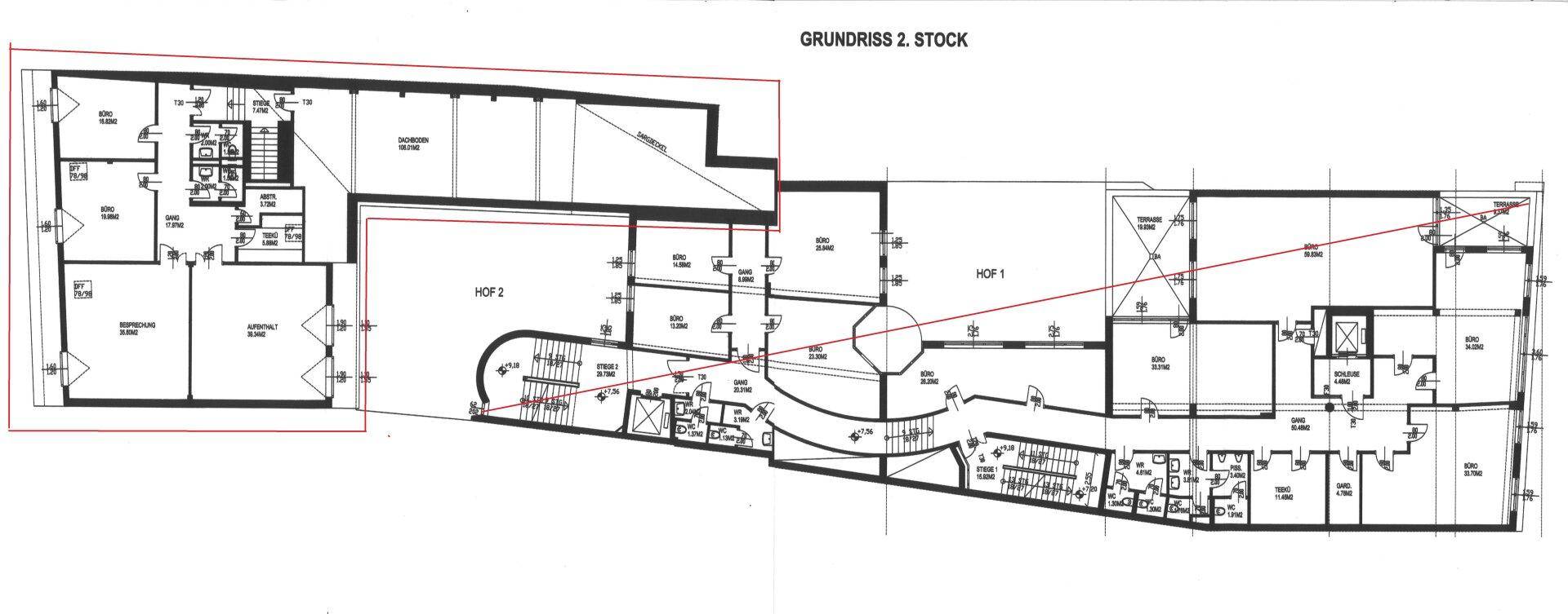 Grundriss des zweiten Stocks mit verschiedenen Räumen und Hofbereichen, detailliert dargestellt.