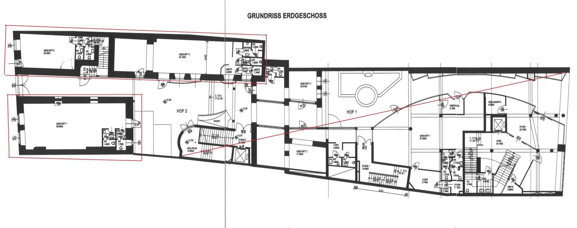 Grundriss des Erdgeschosses mit verschiedenen Räumen und Hofbereichen, detailliert dargestellt.