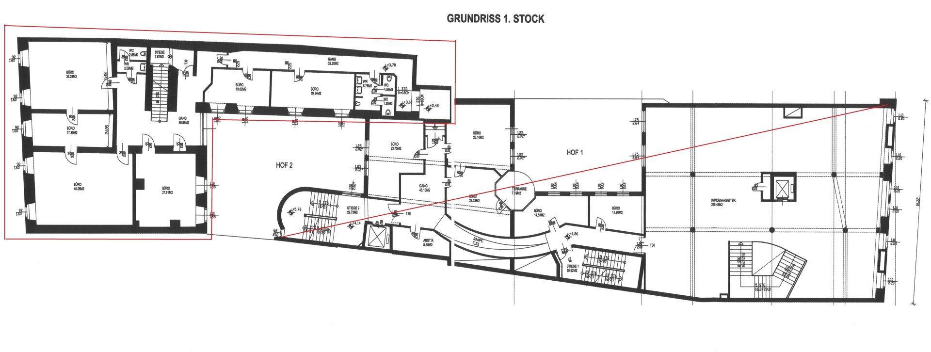Grundriss des ersten Stocks mit verschiedenen Räumen und Hofbereichen, detailliert dargestellt.