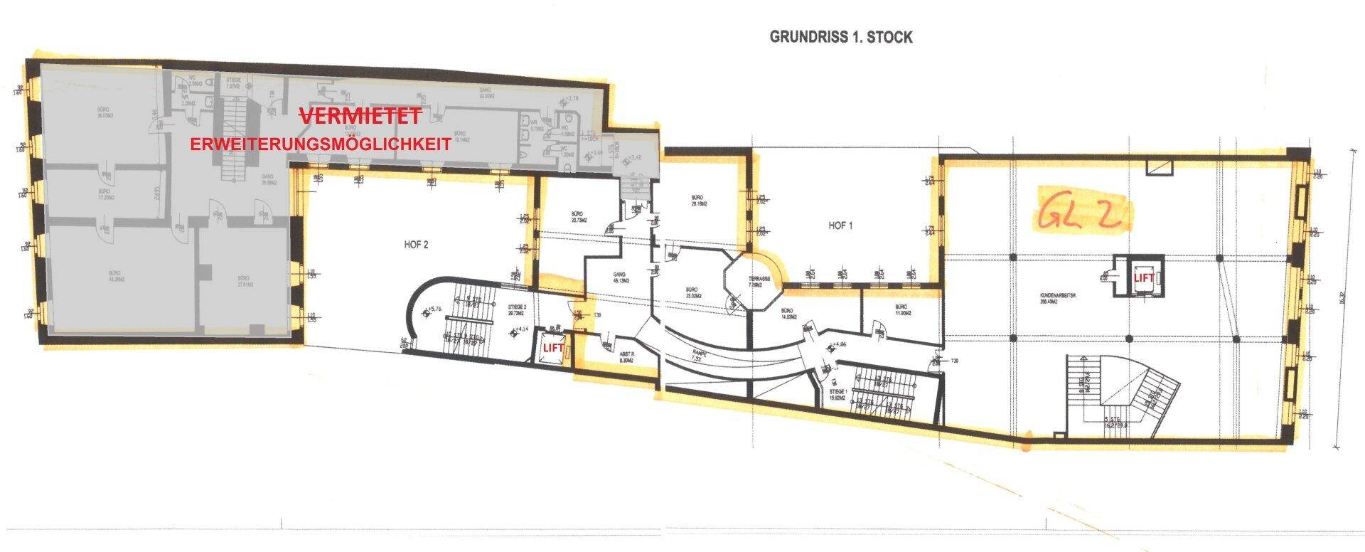 Grundriss des 1. Stocks mit verschiedenen Bereichen, Treppenhäusern und Aufzügen.