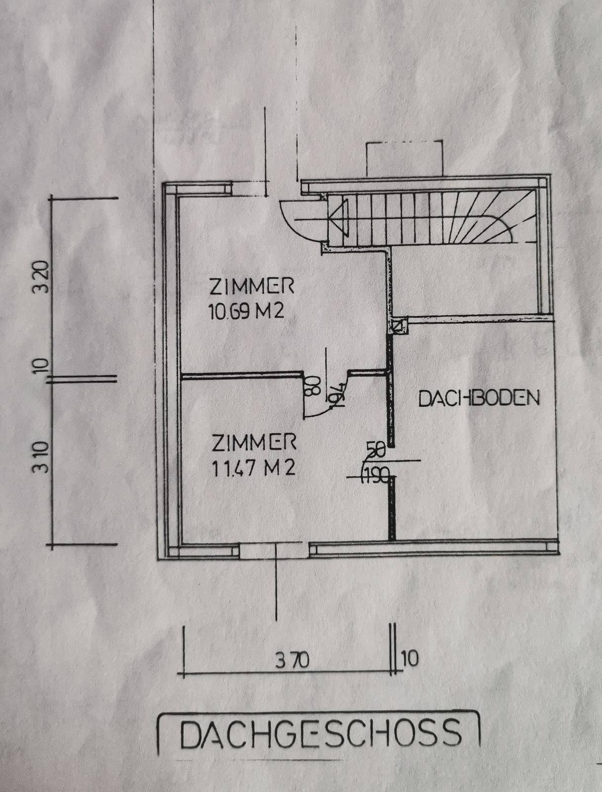Detaillierter Grundriss des Dachgeschosses mit Zimmergrößen und Dachboden.